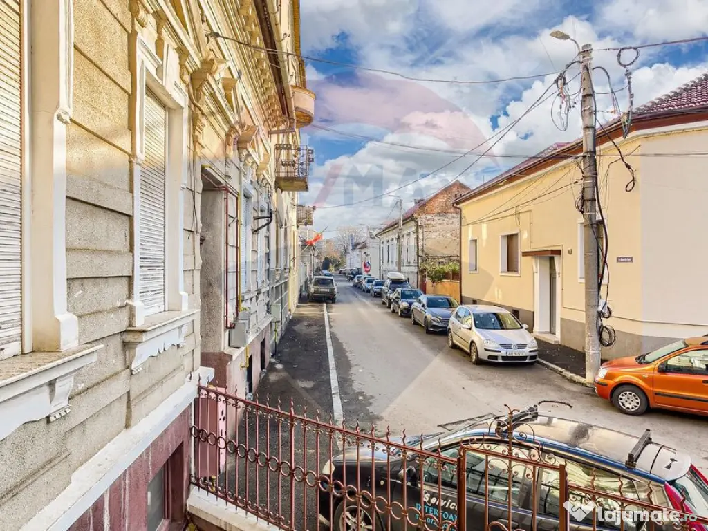 Apartament cu 4 camere 221 mp utili la curte Piata Catedr... 