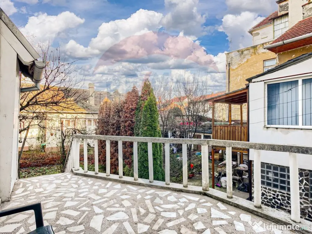 Apartament cu 4 camere 221 mp utili la curte Piata Catedr... 