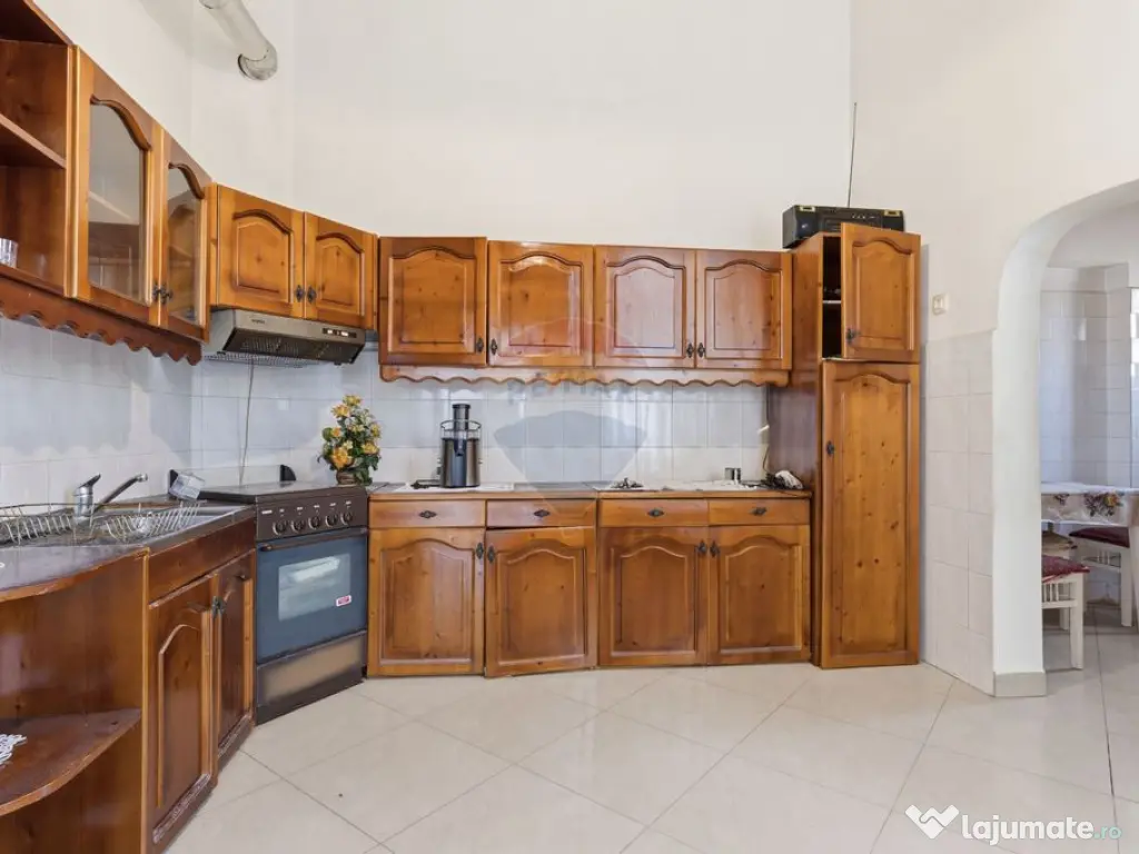 Apartament cu 4 camere 113 mp utili la curte Piata Catedr... 