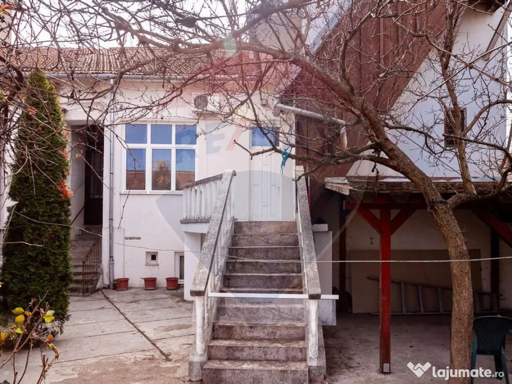 Apartament cu 4 camere 221 mp utili la curte Piata Catedr... 