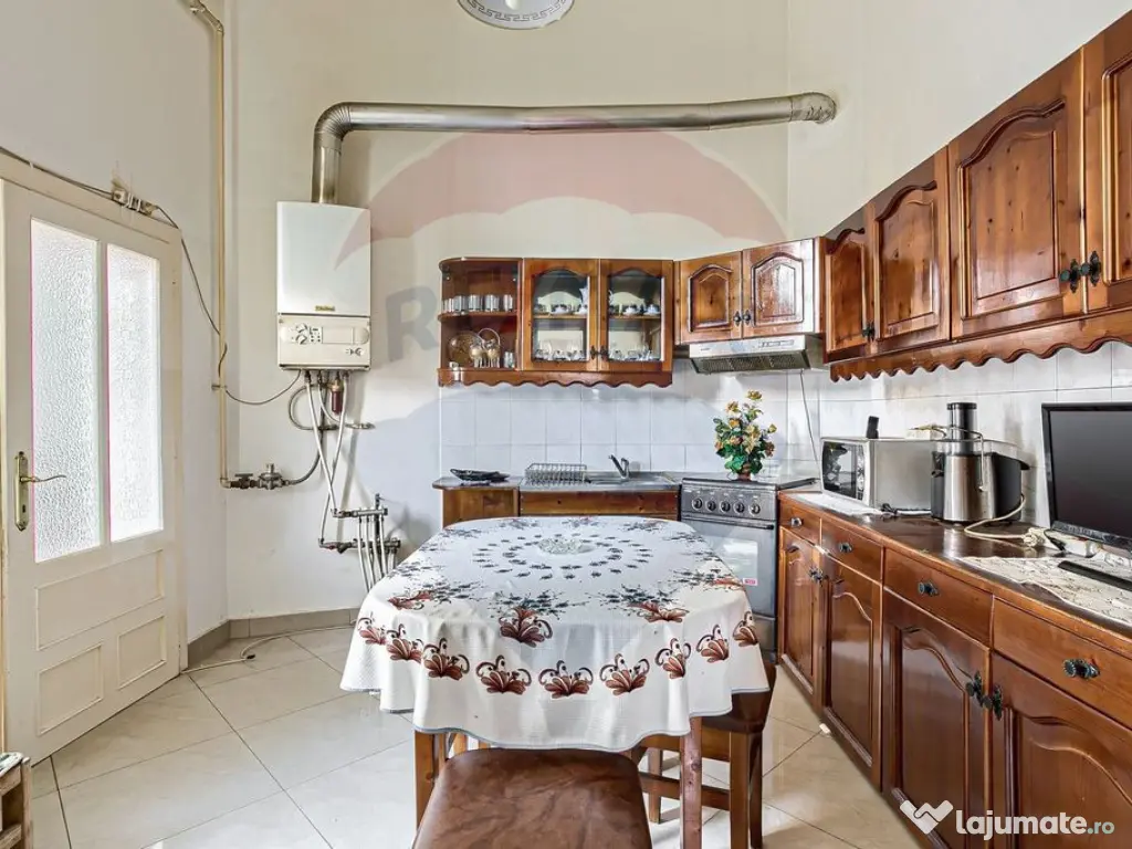 Apartament cu 4 camere 221 mp utili la curte Piata Catedr... 