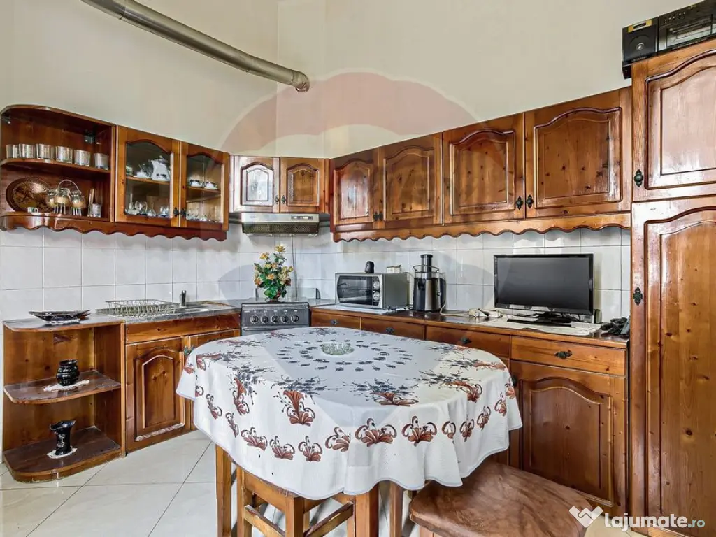 Apartament cu 4 camere 221 mp utili la curte Piata Catedr... 
