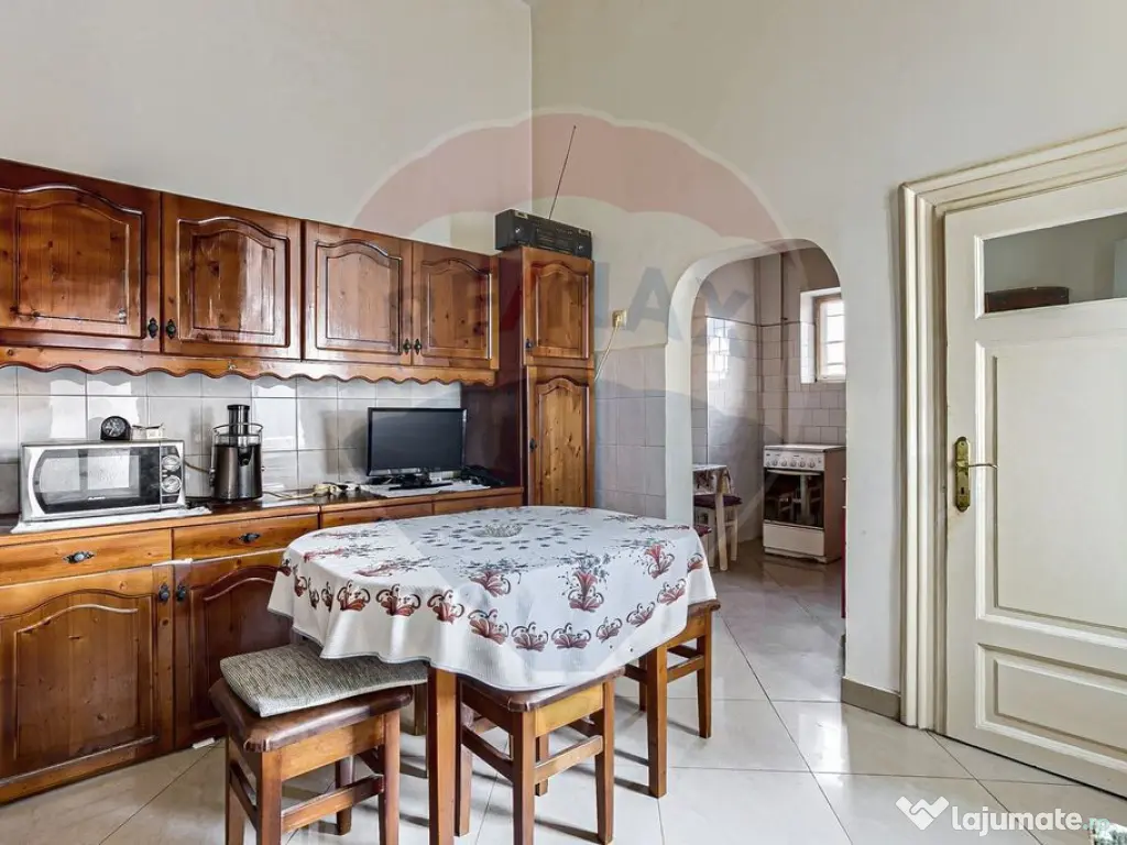 Apartament cu 4 camere 221 mp utili la curte Piata Catedr... 