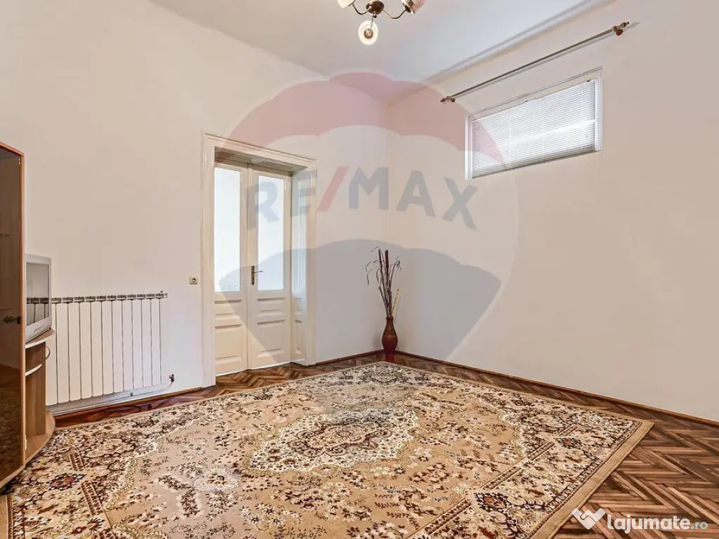 Apartament cu 4 camere 221 mp utili la curte Piata Catedr... 
