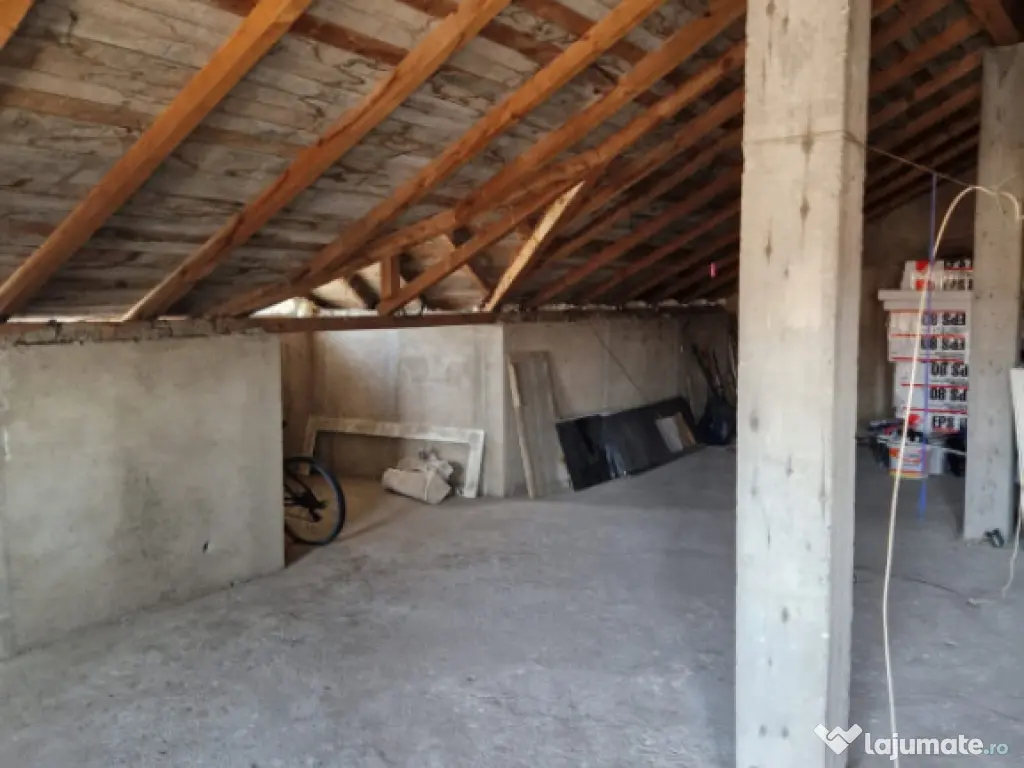 Casă de vânzare P+M, 184 mp – Castranova, Dolj 