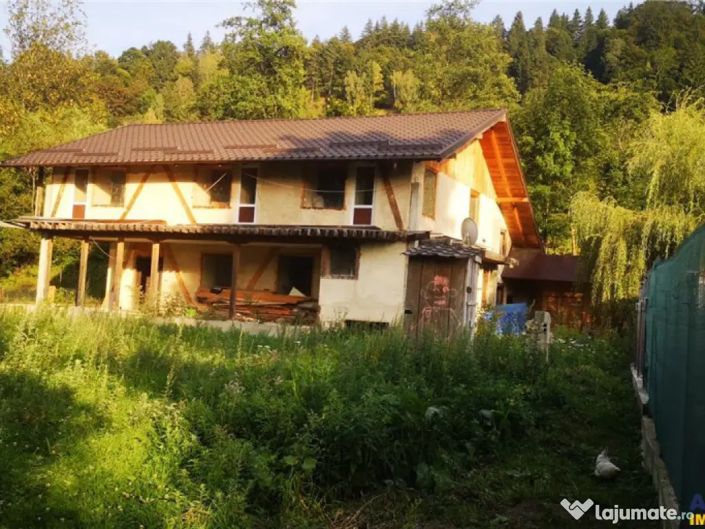 FILM! Constructie rustica tip Casa Verde, cu parau si panora 