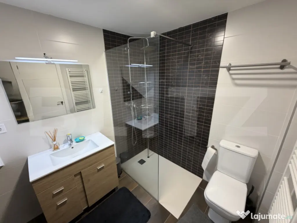 Casă modernă 5 camere, curte comuna, zonă liniștită – 