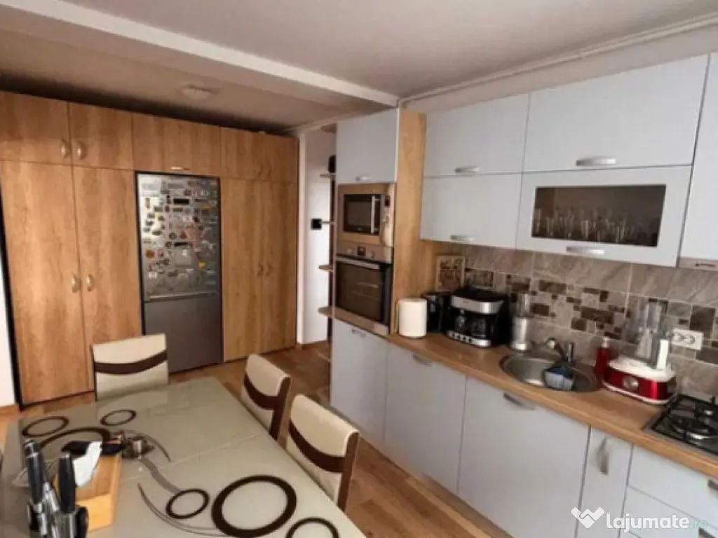 Apartament 2 camere, decomandat - zona Tractorul 