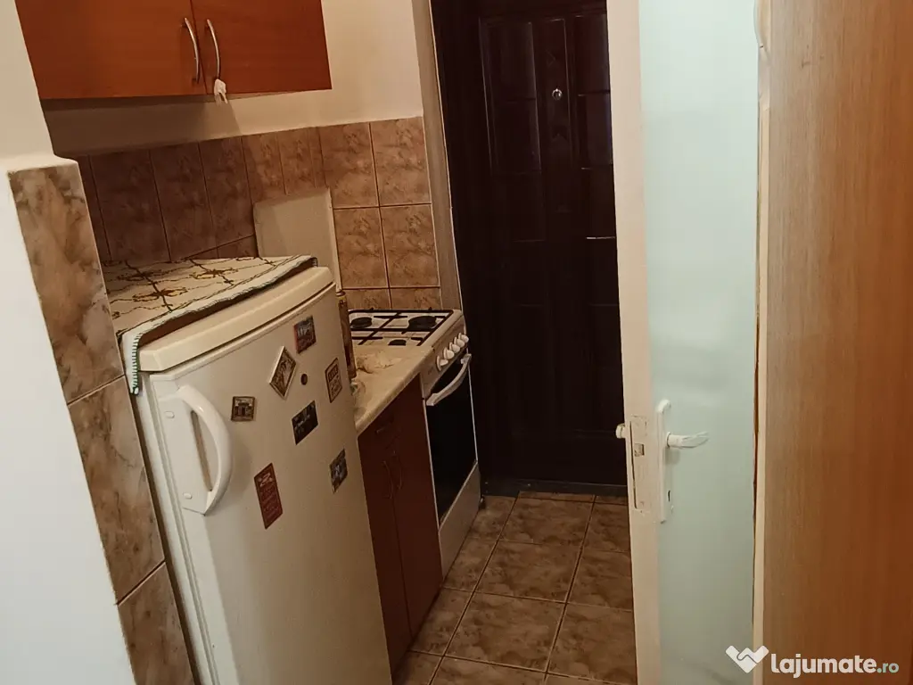 Închiriez garsonieră 