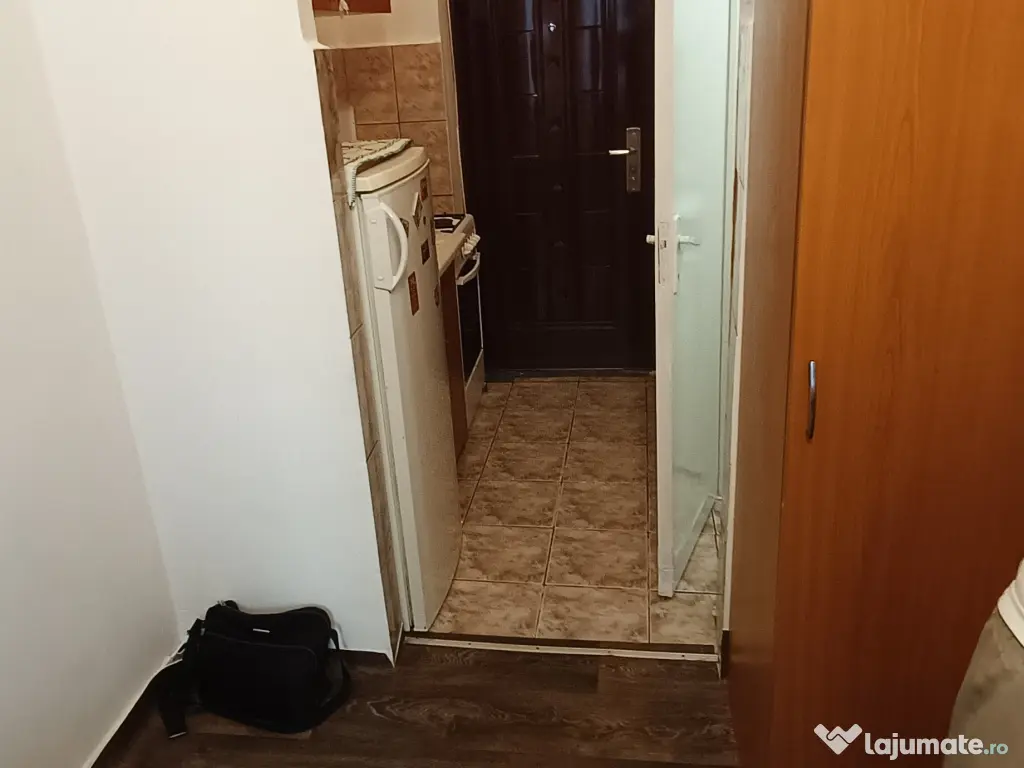 Închiriez garsonieră 