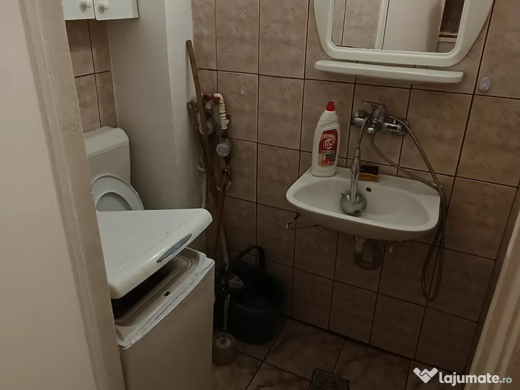 Închiriez garsonieră 