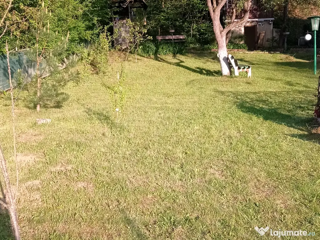 Grădina cu casa de vacanta de vânzare 