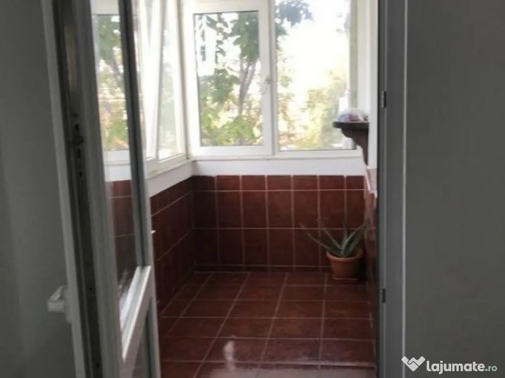 De vanzare apartament 2 camere, decomandat, etaj 3, mobilat 