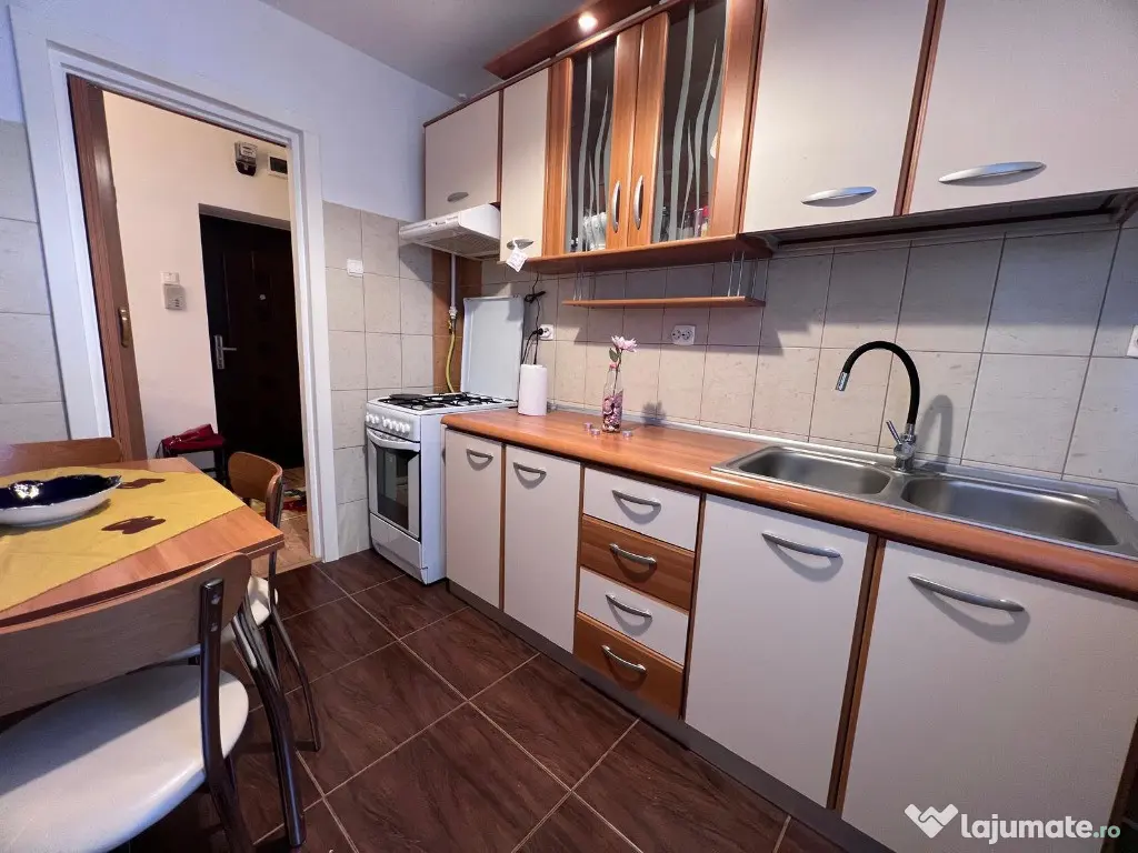 Apartament 3 camere,etaj 1,complet renovat,zona Scoala Andrei Saguna 