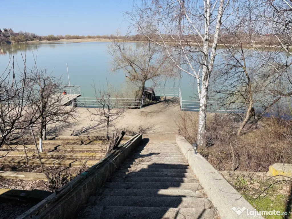 Domeniu splendid 2500 mp teren pe malul lacului Morii, vila 