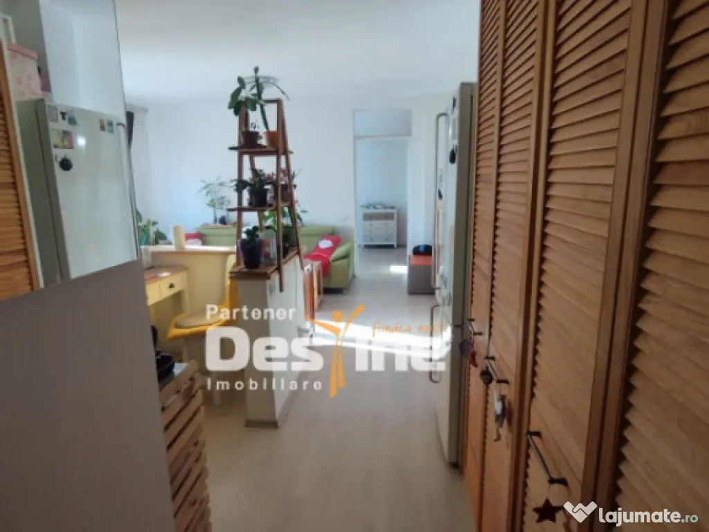 Apartament 3 camere, mobilat, semidecomandat, etaj 4, zona P 