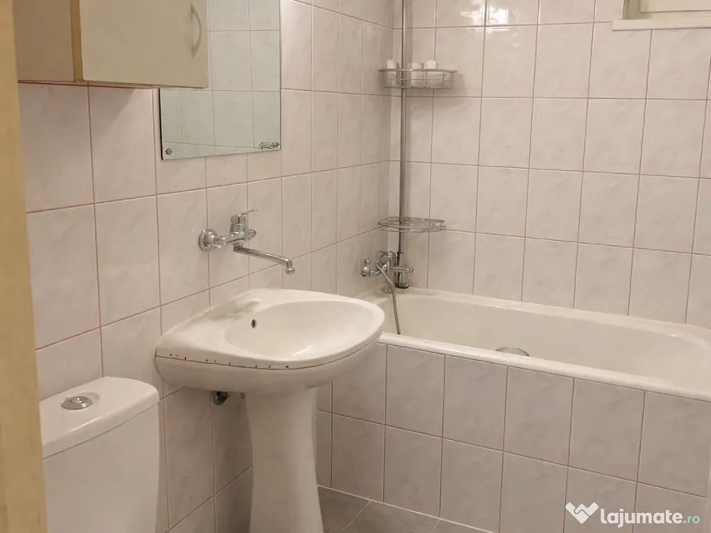 Apartament 3 camere de vânzare strada Moldovei zona școala George Coșbuc