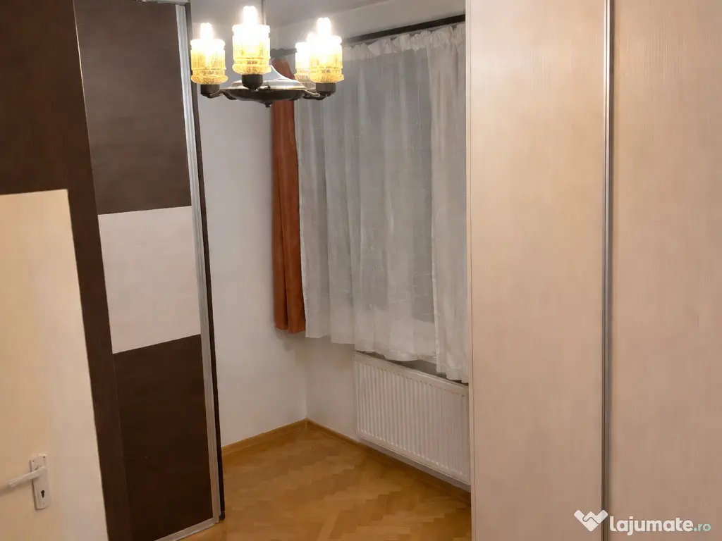 Apartament 3 camere de vânzare strada Moldovei zona școala George Coșbuc