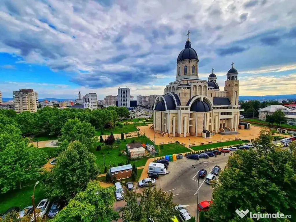 Zonă Centrală- spațiu vizibil stradal- amenajat salon mod 
