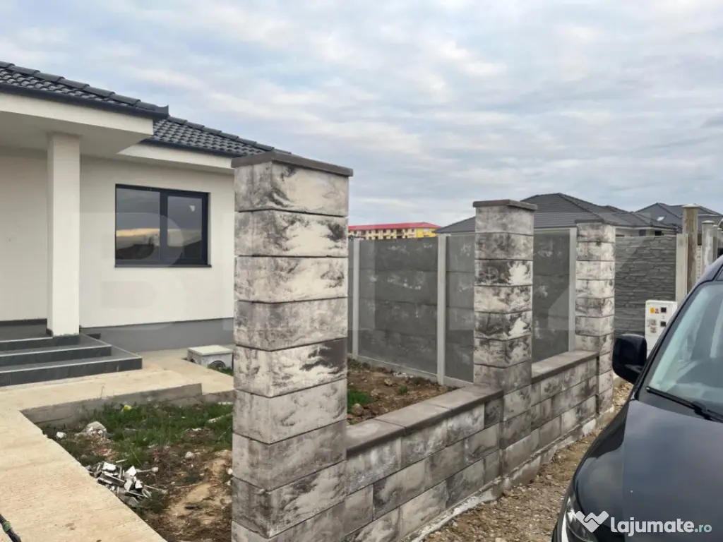 Casa individuala Oradea, zona linistita, cu gard imprejmuire 