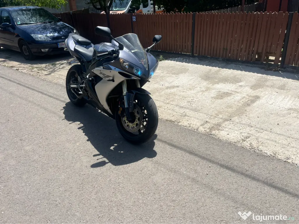 Vând sau schimb yamaha r1 