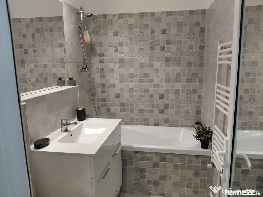 Vanzare - apartament cu 3 camere, Micro 16, renovat, mobi... 