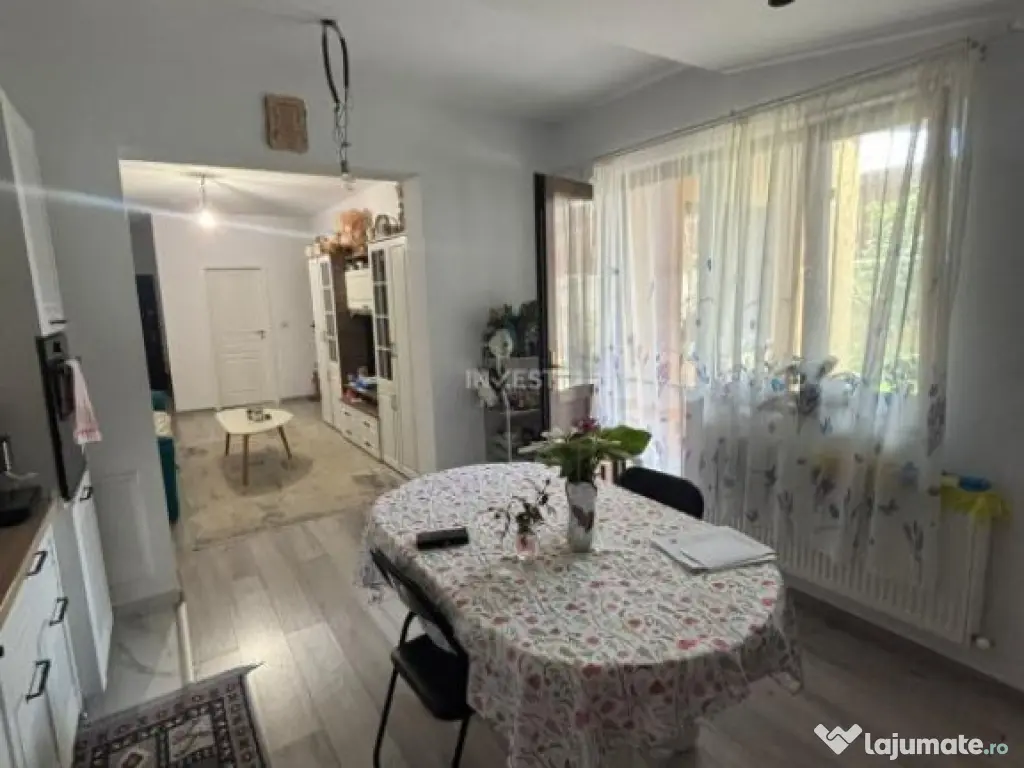 Apartament 3 camere , semidecomandat, loc de parcare si curt 