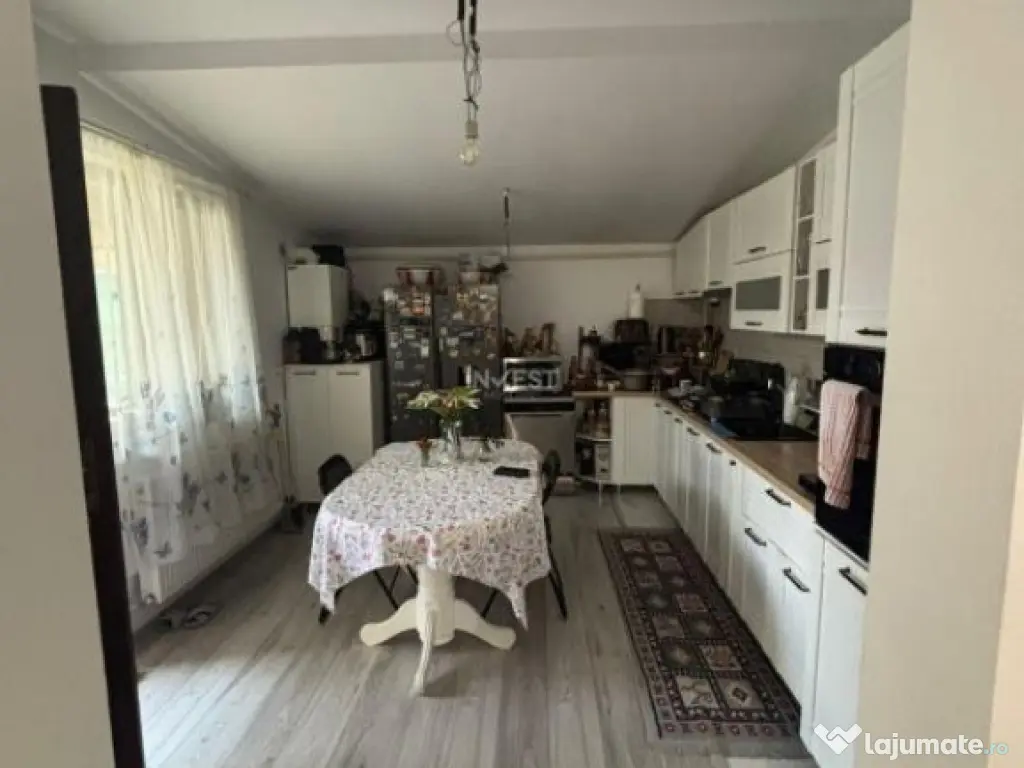 Apartament 3 camere , semidecomandat, loc de parcare si curt 