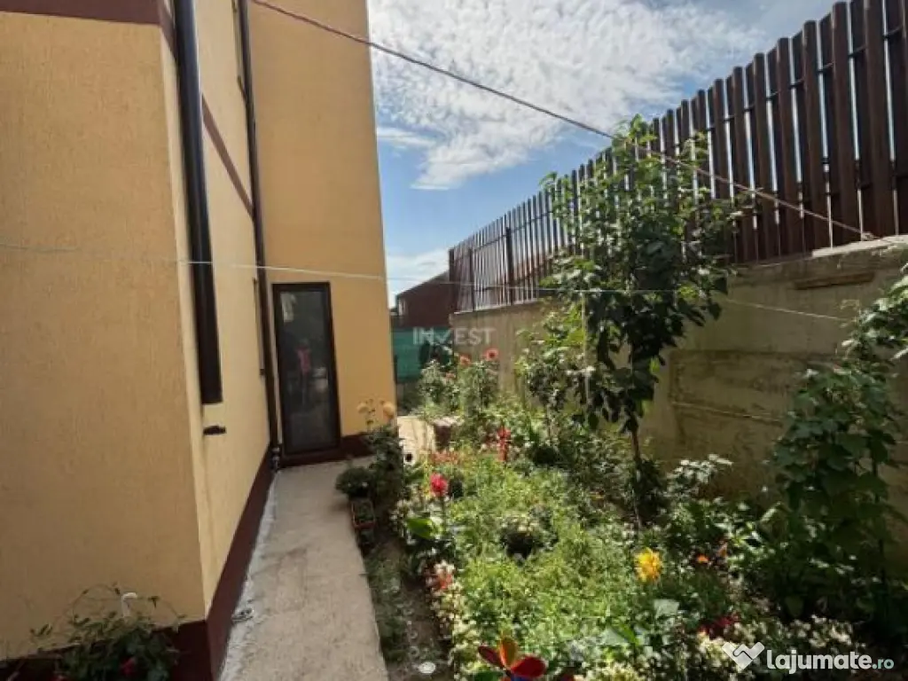 Apartament 3 camere , semidecomandat, loc de parcare si curt 