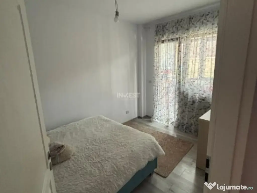 Apartament 3 camere , semidecomandat, loc de parcare si curt 