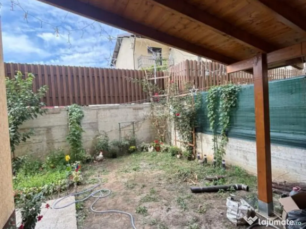 Apartament 3 camere , semidecomandat, loc de parcare si curt 