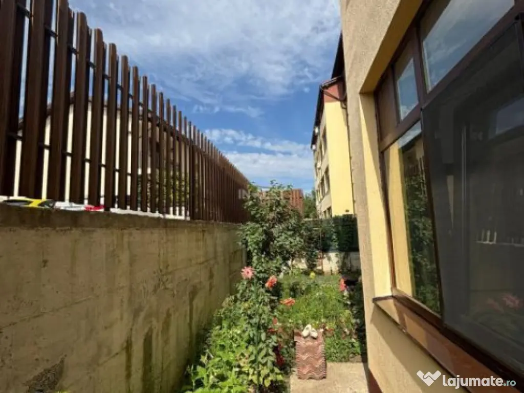 Apartament 3 camere , semidecomandat, loc de parcare si curt 