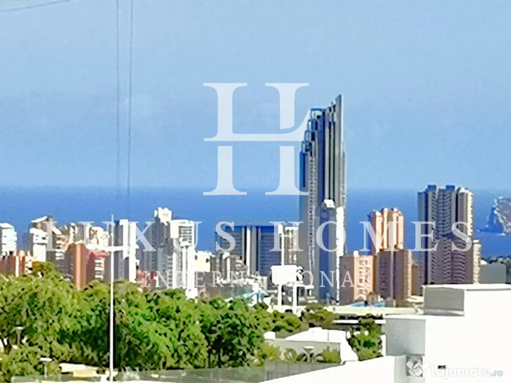 Penthouse cu terasă pe acoperiș și vedere la mare într-o stațiune de lux 