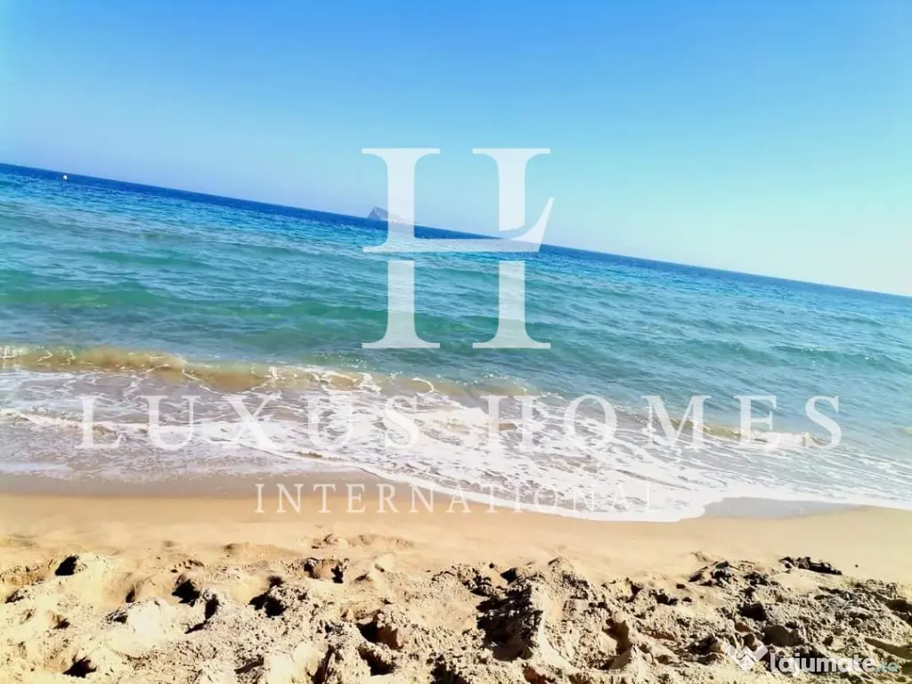 Penthouse cu terasă pe acoperiș și vedere la mare într-o stațiune de lux 