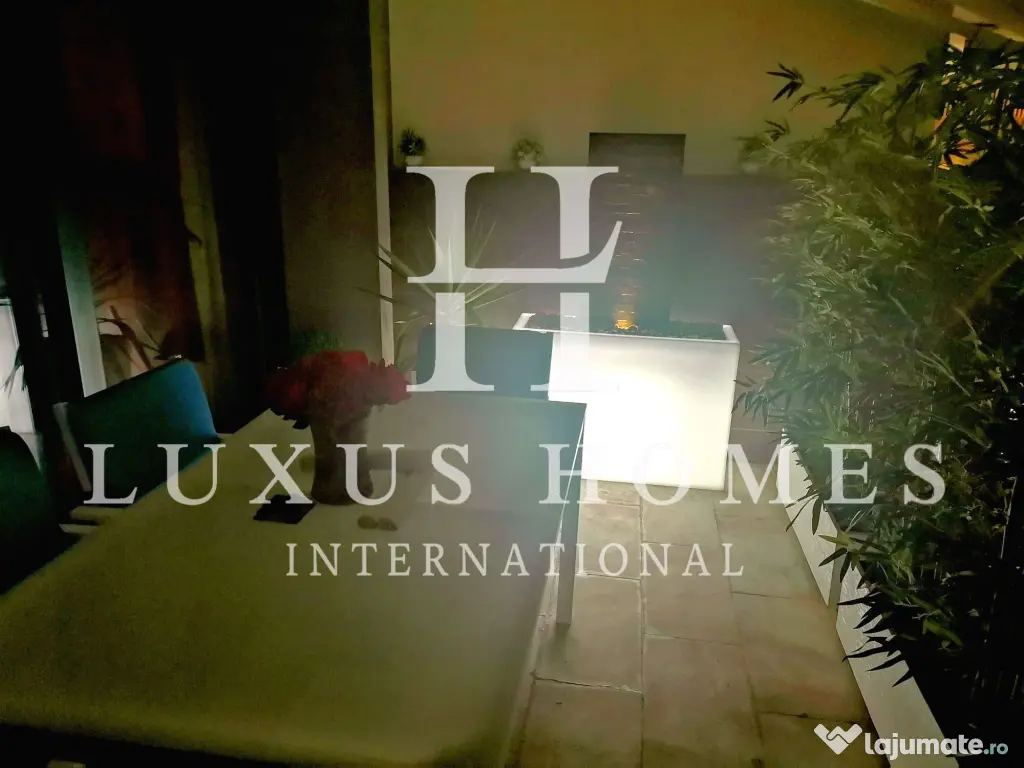 Penthouse cu terasă pe acoperiș și vedere la mare într-o stațiune de lux 