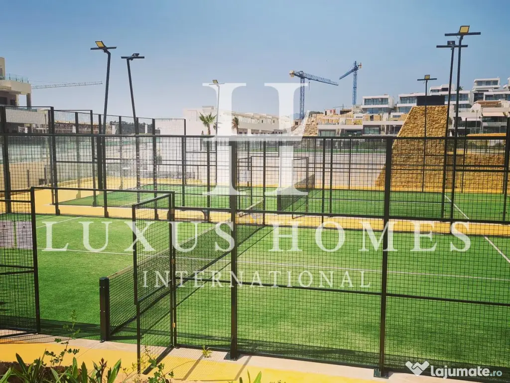 Penthouse cu terasă pe acoperiș și vedere la mare într-o stațiune de lux 