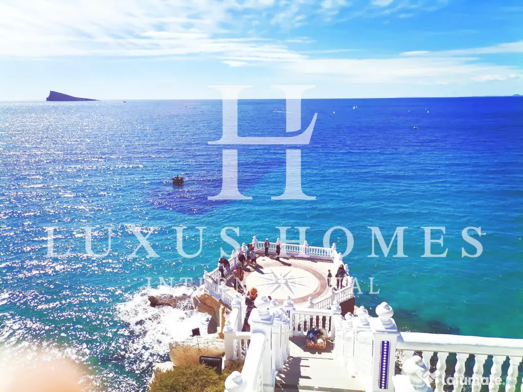 Penthouse cu terasă pe acoperiș și vedere la mare într-o stațiune de lux 