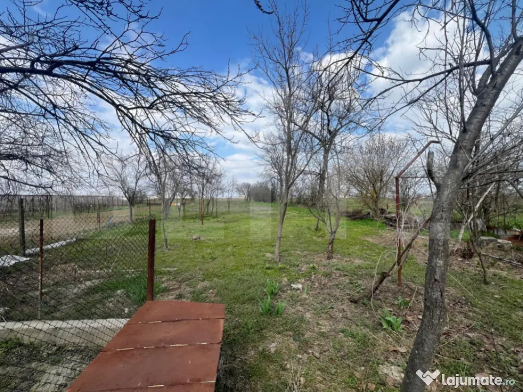 Casa pe parter, 75mp, teren generos 2000mp, Troaca 