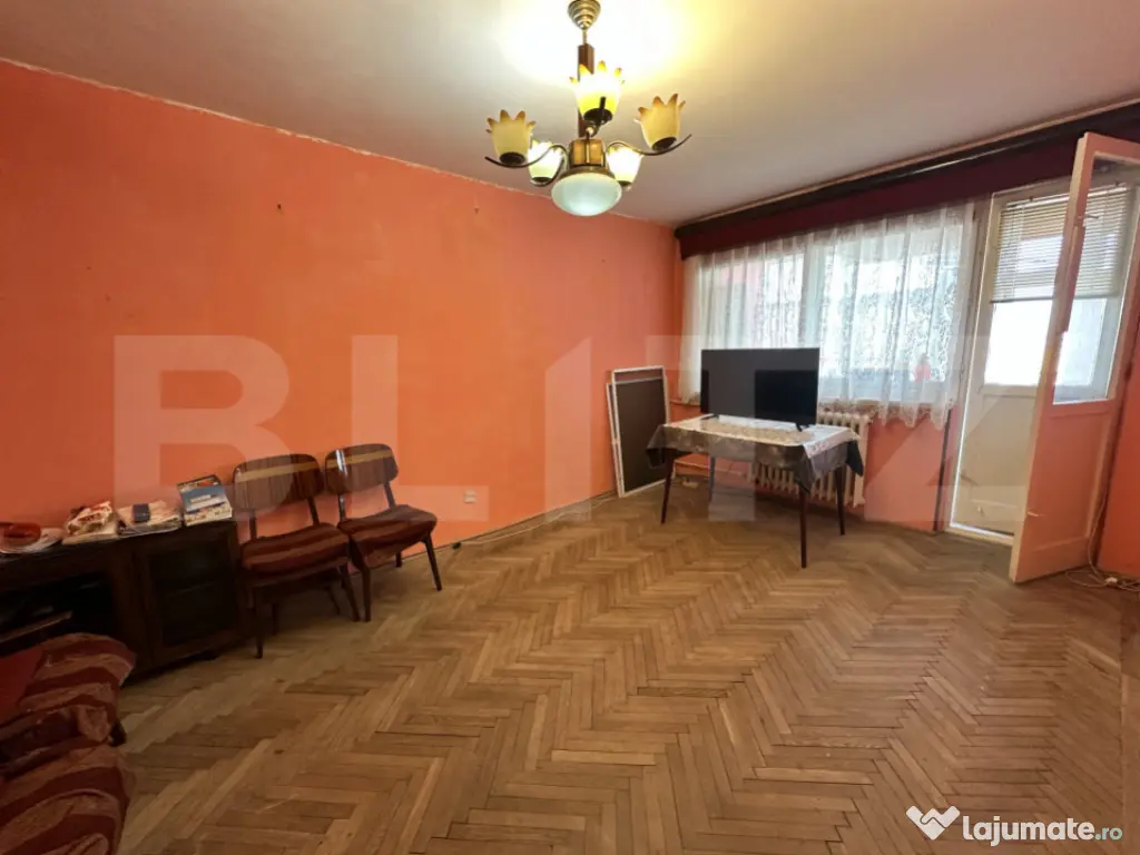 Apartament 3 camere, decomandat, 66 mp, zona Piata , Valea R
