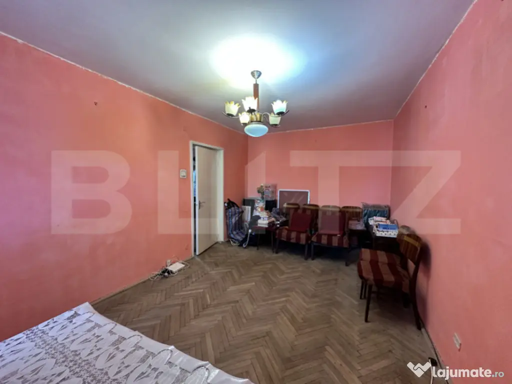 Apartament 3 camere, decomandat, 66 mp, zona Piata , Valea R