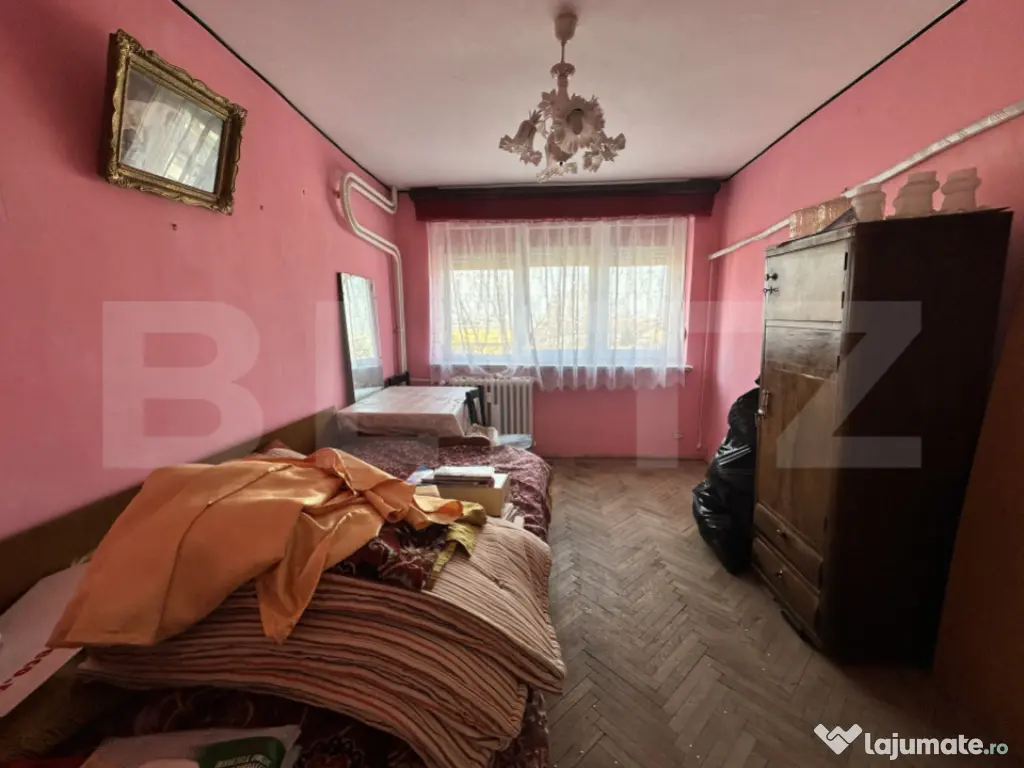 Apartament 3 camere, decomandat, 66 mp, zona Piata , Valea R
