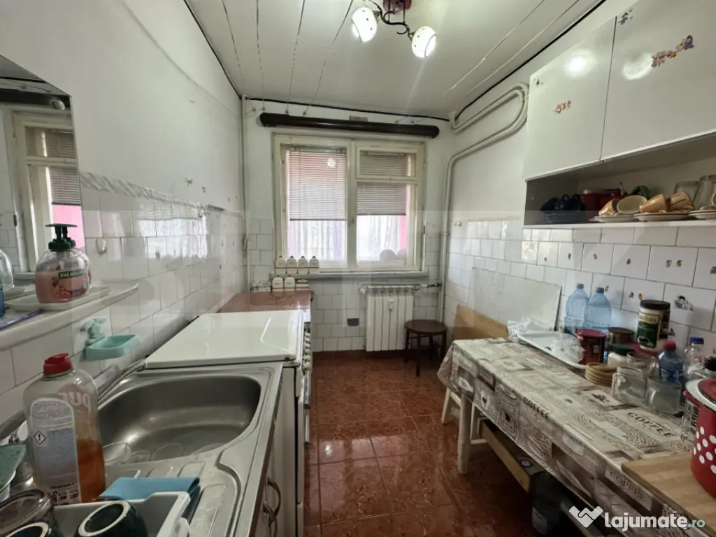 Apartament 3 camere, decomandat, 66 mp, zona Piata , Valea R