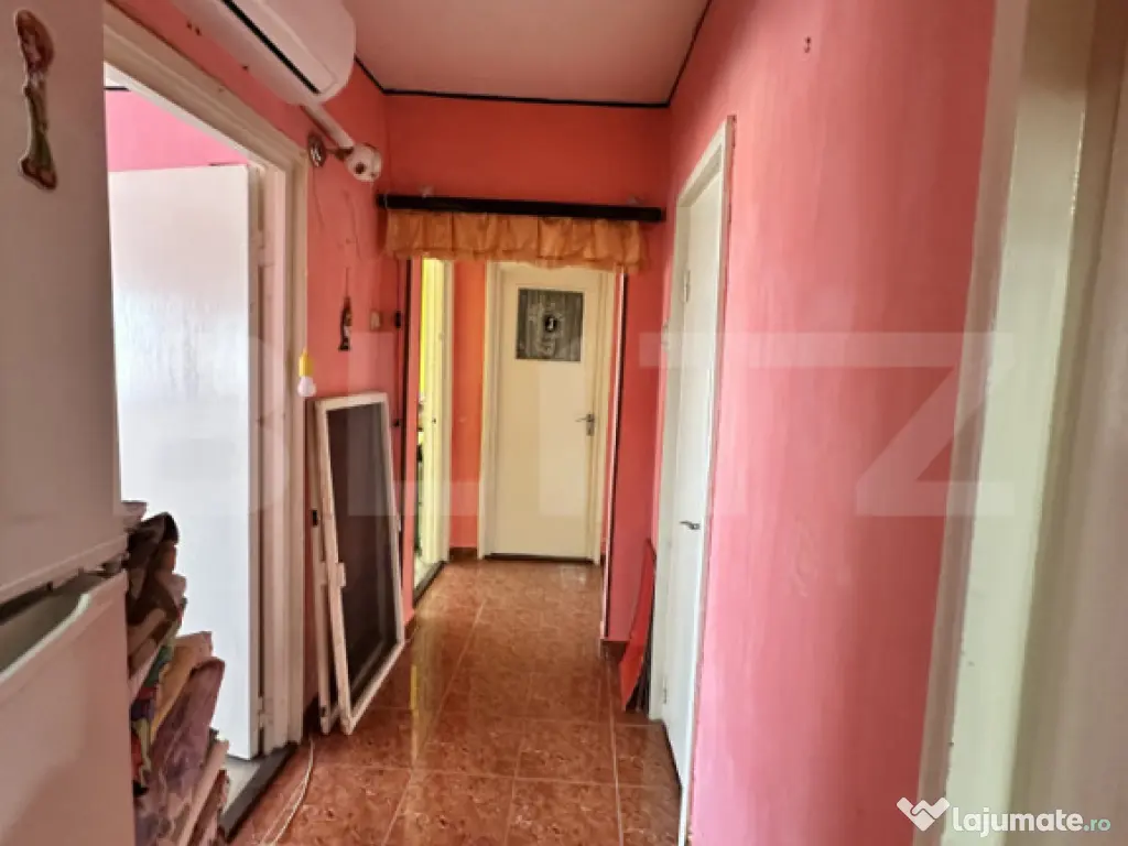 Apartament 3 camere, decomandat, 66 mp, zona Piata , Valea R