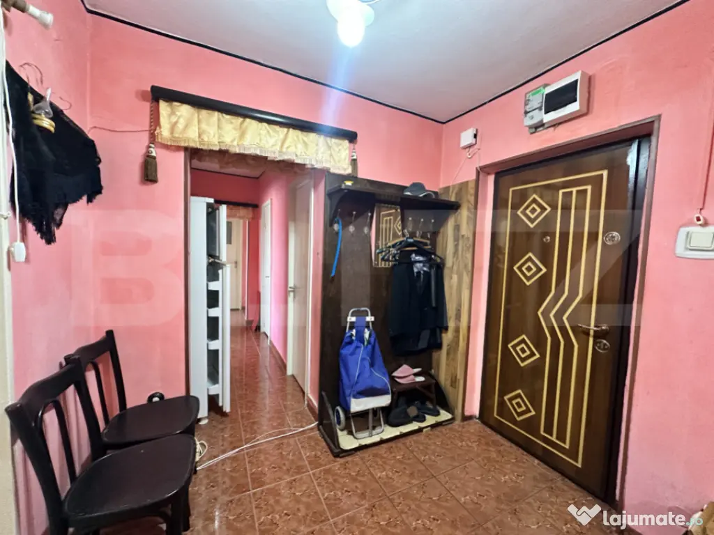 Apartament 3 camere, decomandat, 66 mp, zona Piata , Valea R