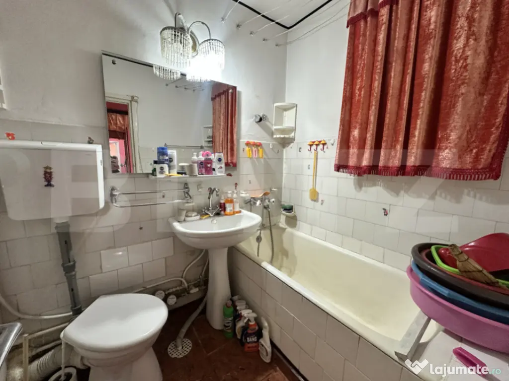 Apartament 3 camere, decomandat, 66 mp, zona Piata , Valea R