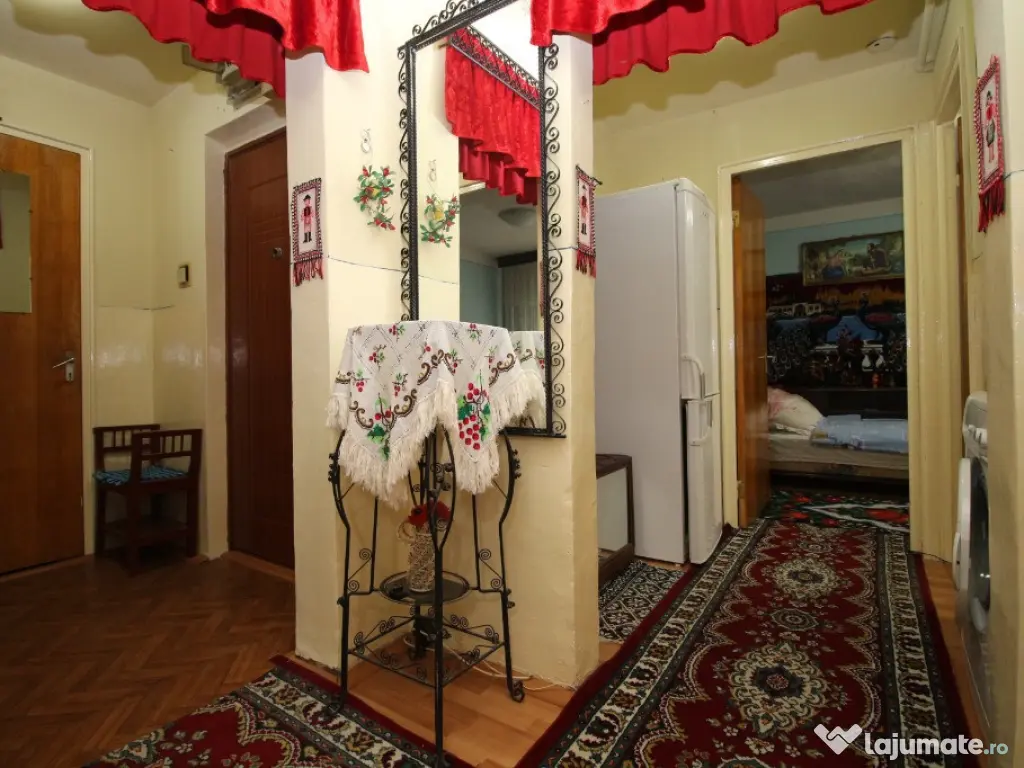 Titan - Câmpia LIbertății, 3 camere decomandat, etaj 1 