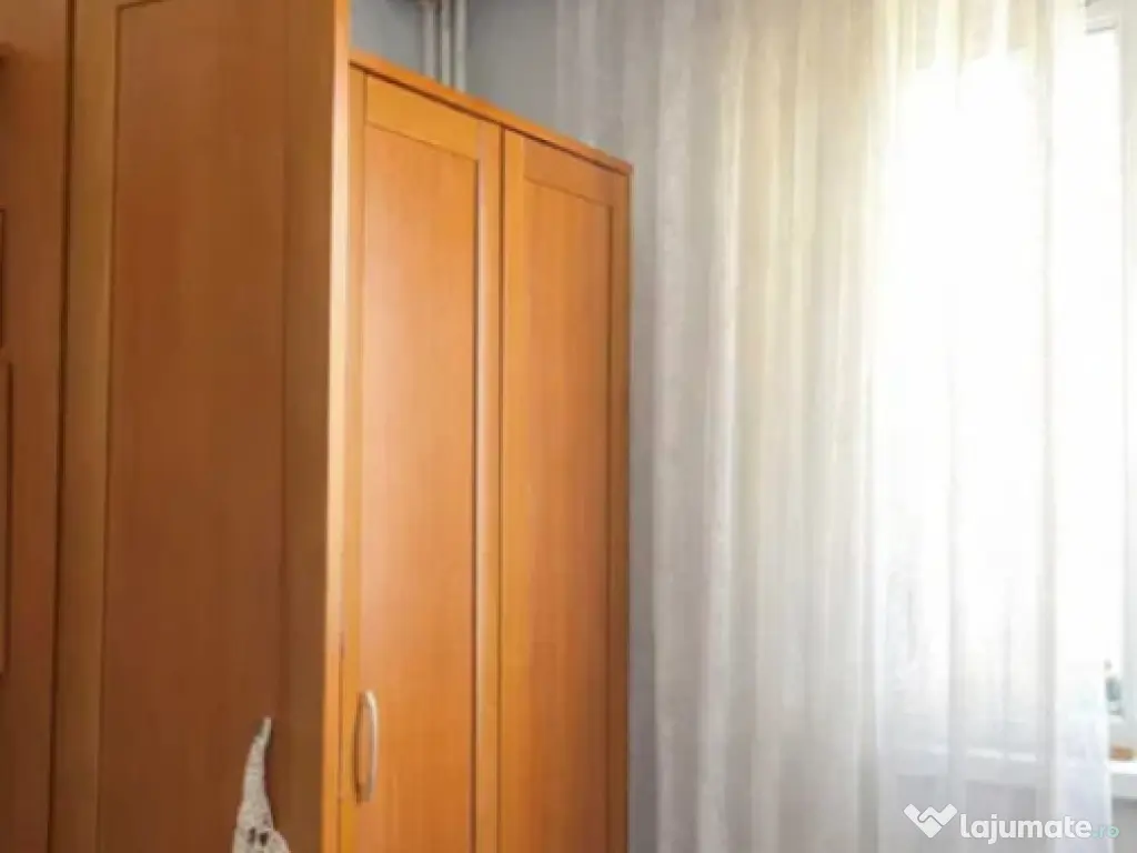 Camera cu baie si bucatarie proprie - zona Tractorul 