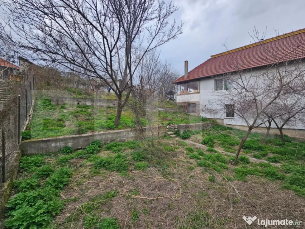 Casă spațioasă cu 4 camere, bucătărie de vară și tere 