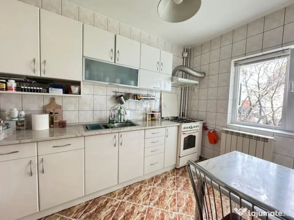 3 camere Vitan-Piața Foișorului decomandat,et. 2,an 1990,7 