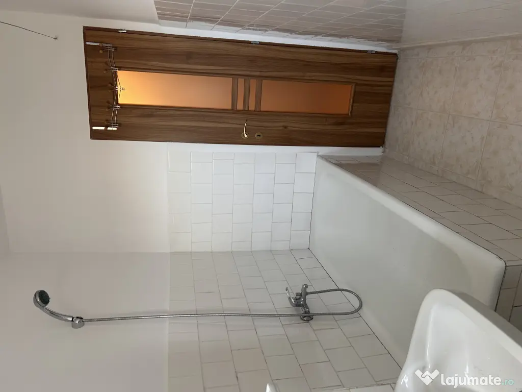 PROPRIETAR vând apartament 2 camere semidecomandat,ultracentral,BACAU